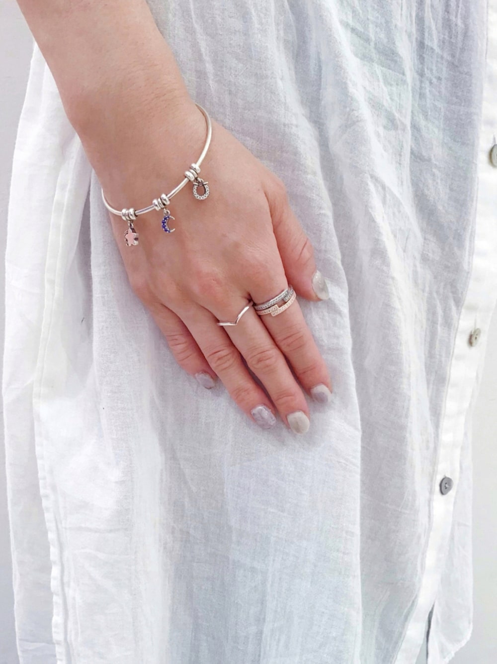 「リング、アクセサリー、ジュエリー、ブレスレット、ゴールドアクセ、pandora、シルバーアクセサリー、Pandora Me」｜「PANDORAのマイ ムーン ダングル チャーム（チャーム、シルバー系）」を使った、Pandoraさん（レディース・160cm）の秋コーディネートの1枚目の写真