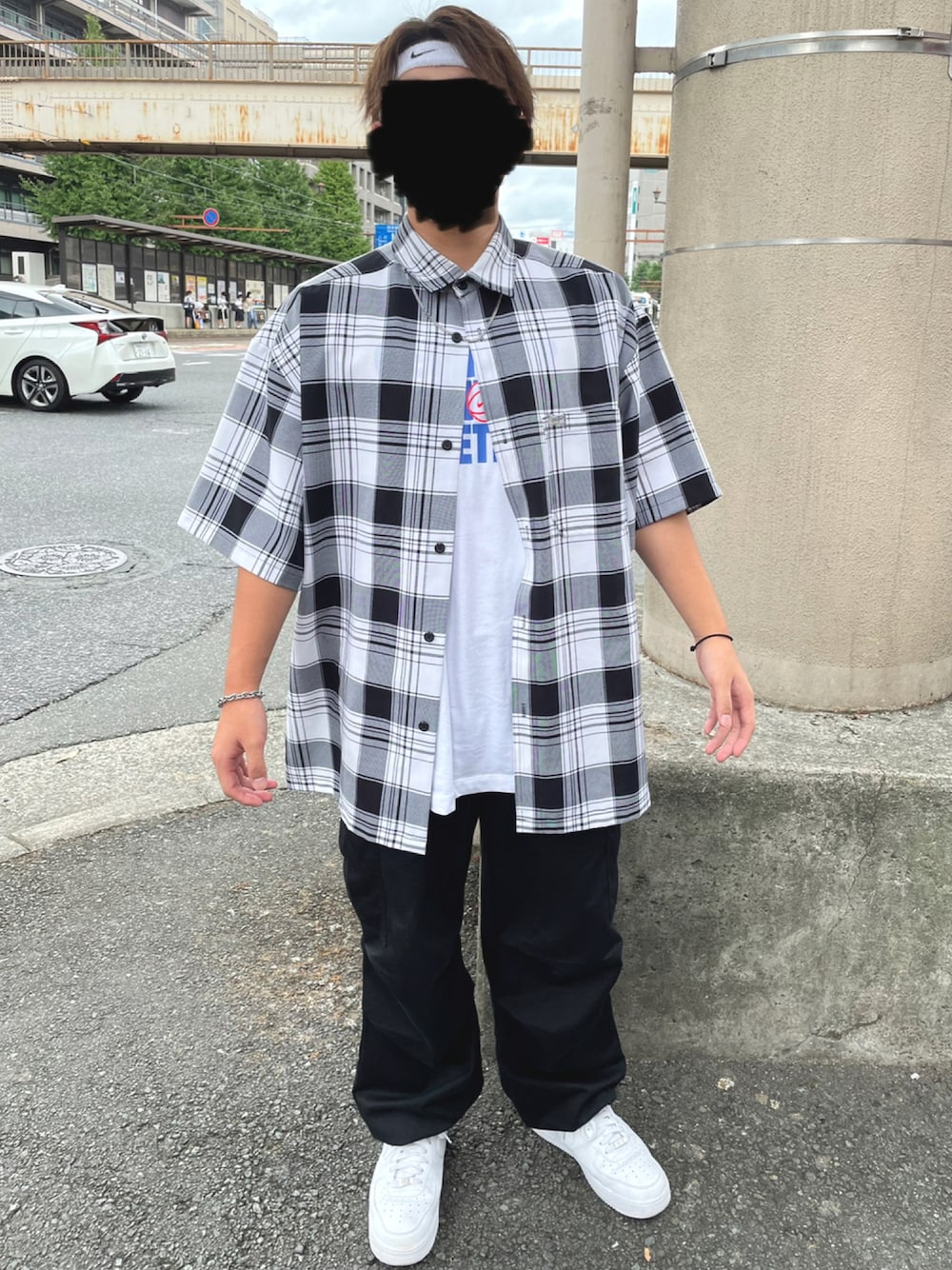 ホワイト系のTシャツ/カットソー、ホワイト系のシャツ/ブラウス、ブラック系のカーゴパンツを着用したメンズの秋コーディネートの1枚目の写真