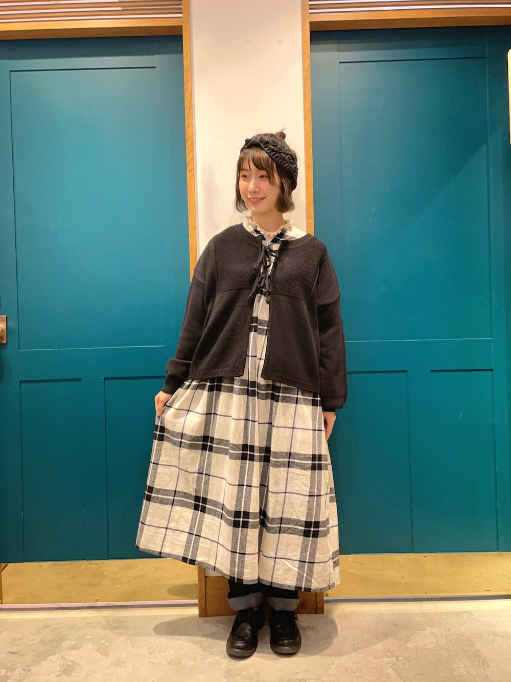 ブラック系のカーディガン/ボレロ、ホワイト系のワンピース、ブラック系のヘアアクセサリーを着用したレディースの秋コーディネートの1枚目の写真