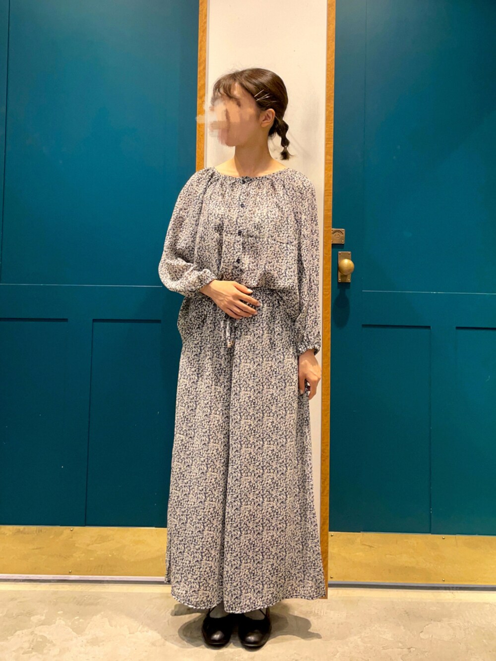 ブラック系のバレエシューズ、ブラック系のパンツ、ブラック系のシャツ/ブラウスを着用したレディースの夏コーディネートの1枚目の写真