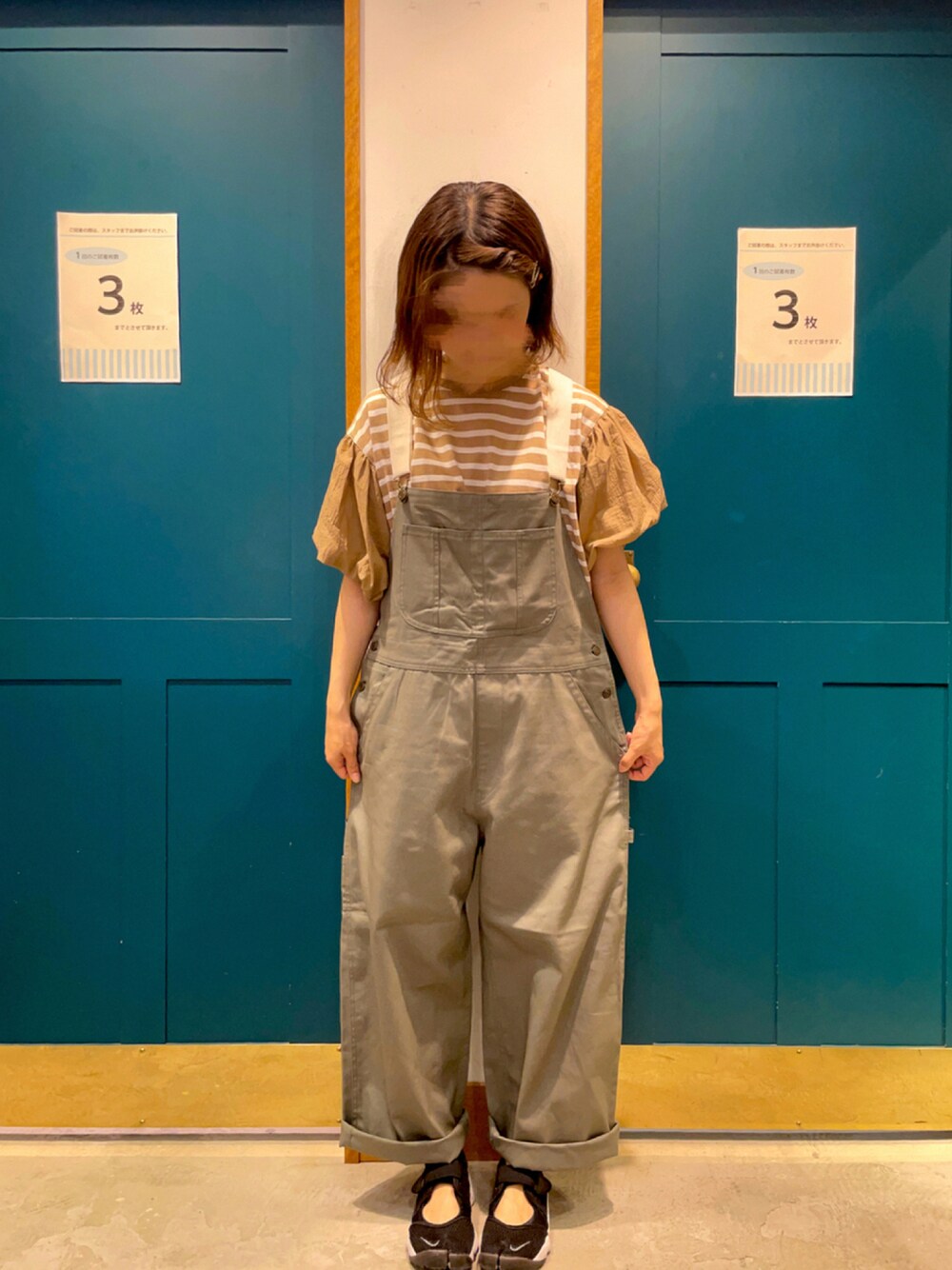 グリーン系のサロペット/オーバーオール、ベージュ系のTシャツ/カットソーを着用したレディースの夏コーディネートの1枚目の写真