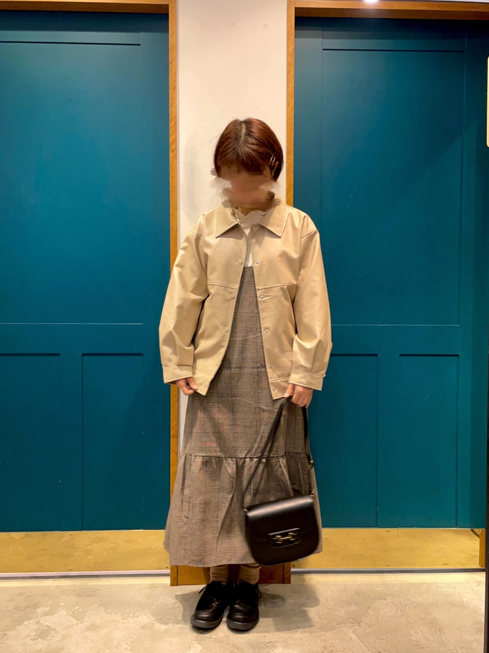 ベージュ系のジャケット/アウター、ブラウン系のワンピース、ブラック系のショルダーバッグを着用したレディースの秋コーディネートの1枚目の写真