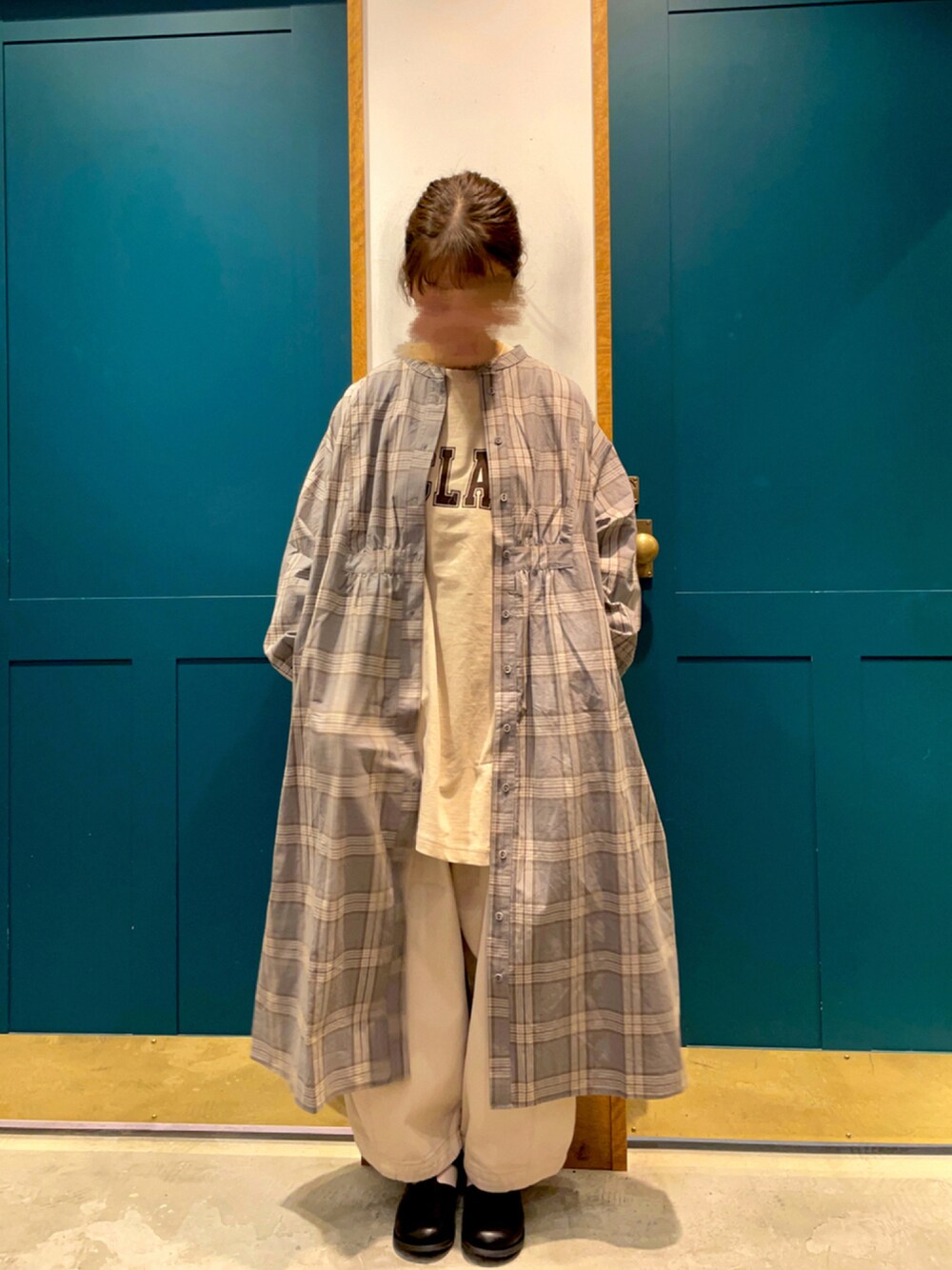 ベージュ系のワンピース/ドレス、ブラック系のドレスシューズ、ベージュ系のトップスを着用したレディースの夏コーディネートの1枚目の写真