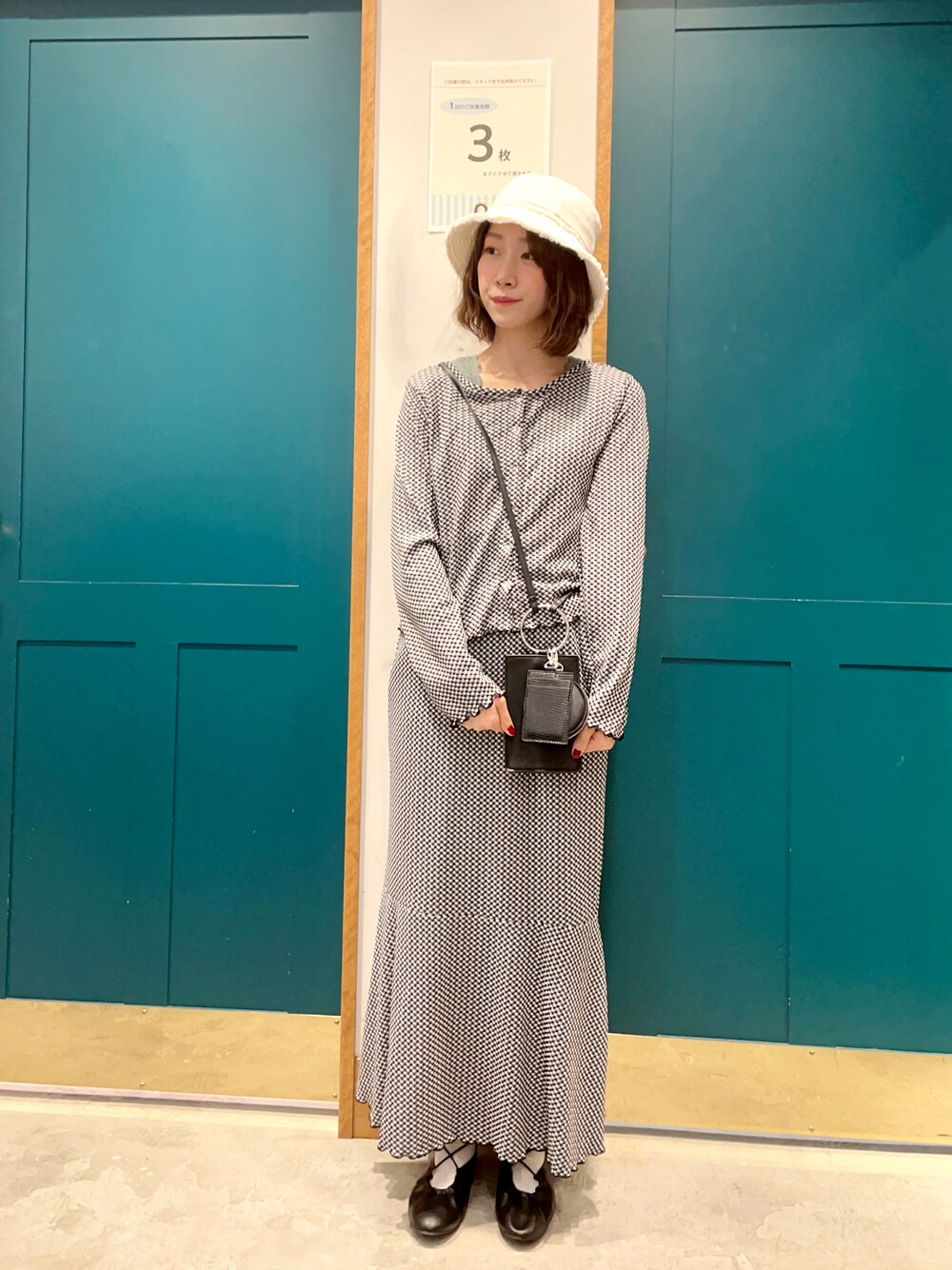 ブラック系のカーディガン/ボレロ、ブラック系のスカート、ブラック系のバレエシューズを着用したレディースの冬コーディネートの1枚目の写真