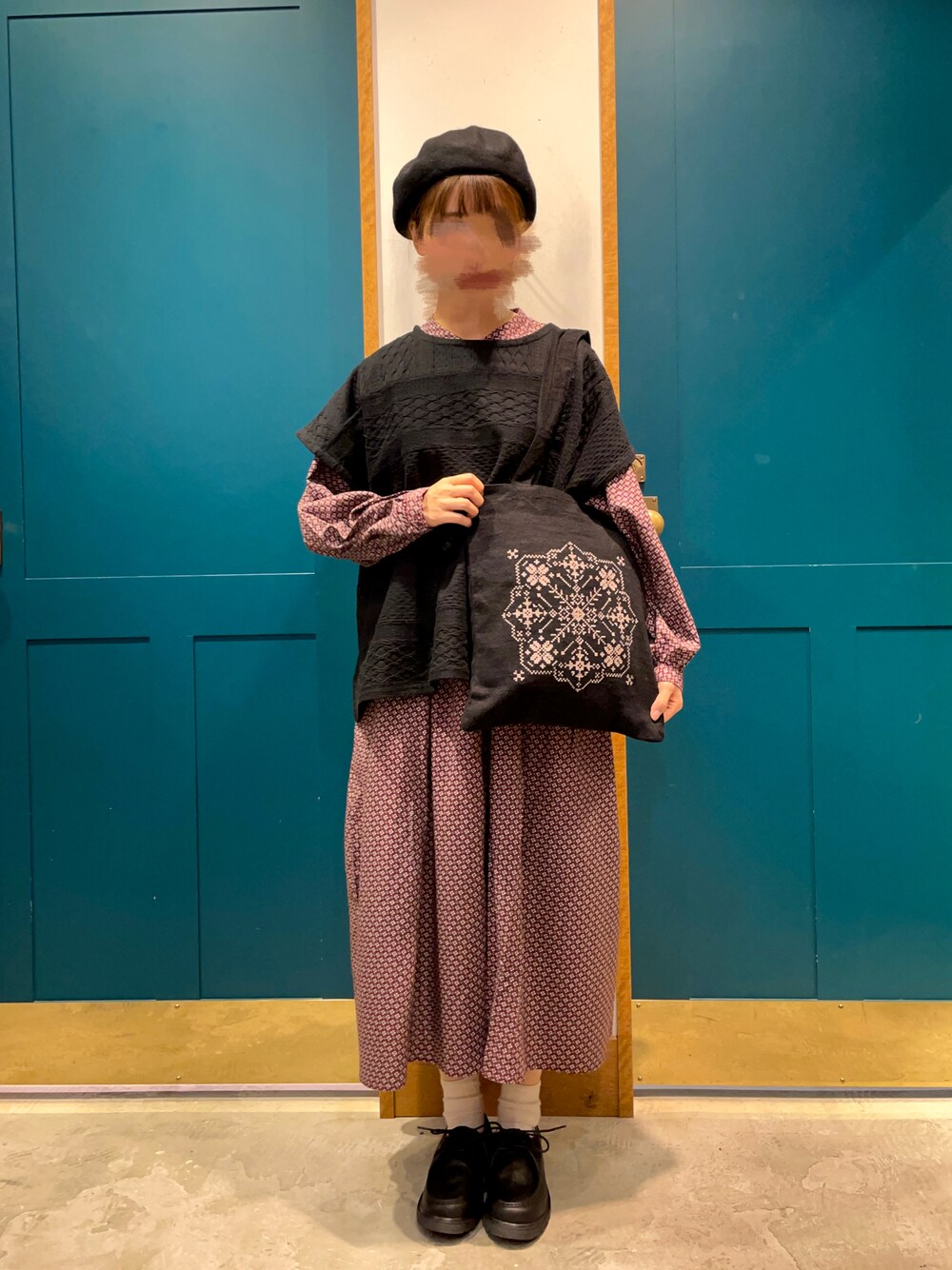 ブラック系のベスト、レッド系のワンピース/ドレス、ブラック系のドレスシューズを着用したレディースの秋コーディネートの1枚目の写真