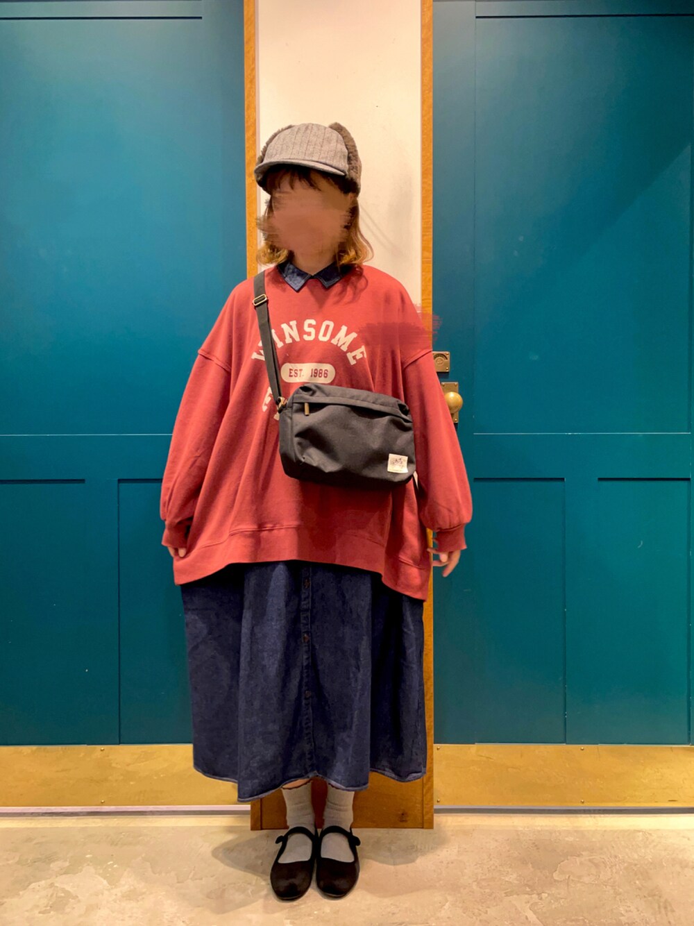 レッド系のスウェット、ブラック系のバッグ、ブルー系のシャツワンピースを着用したレディースの秋コーディネートの1枚目の写真