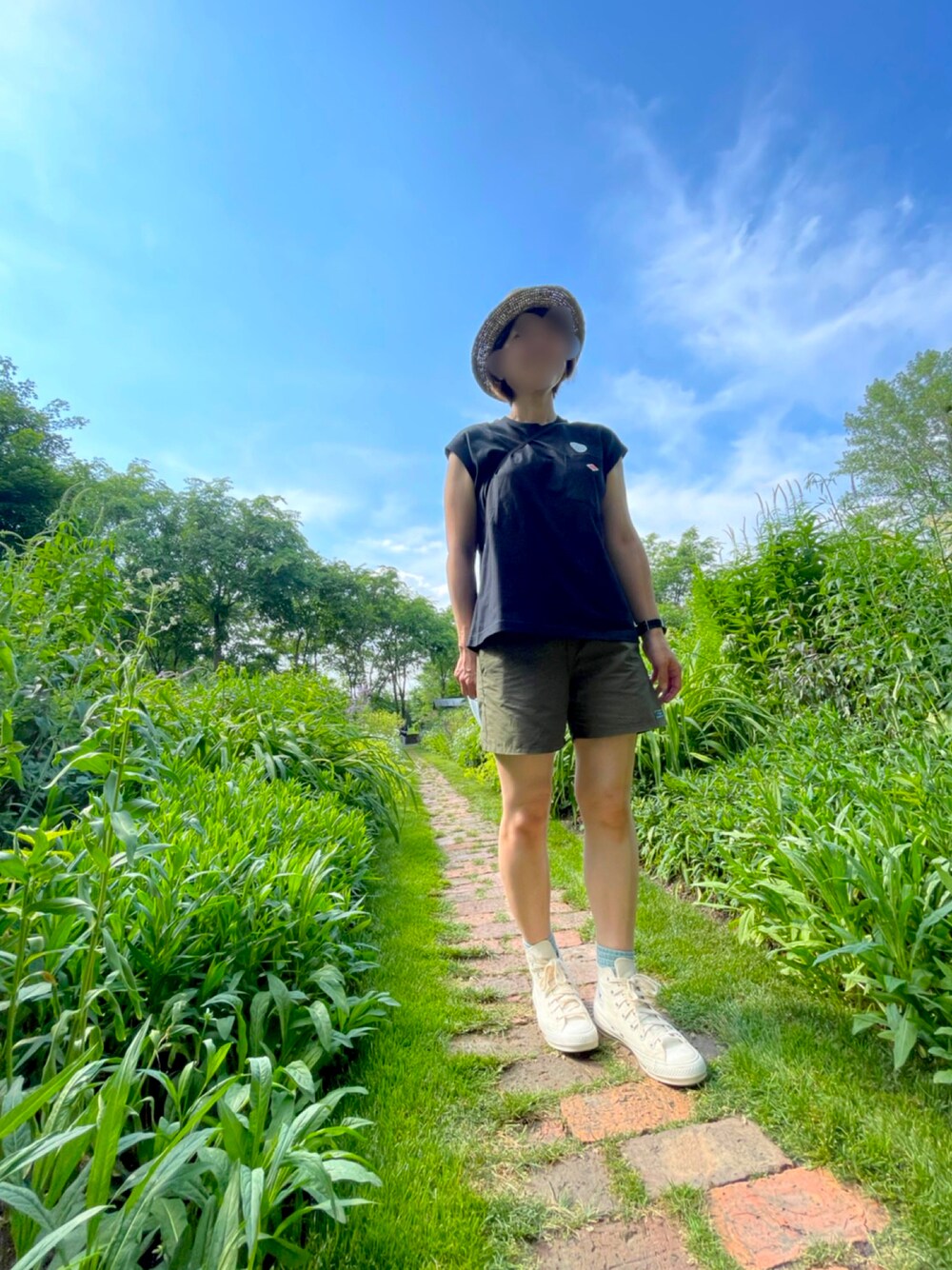 「休日スタイル、シンプルコーデ、ショートパンツ、おしゃれさんと繋がりたい、ダントン、コンバース ハイカット、シンプルおしゃれが好き、初夏コーデ、COOLなこのコが仲間入り、きれいめカジュアル」｜「FREAK'S STOREのアイテム（その他パンツ、グリーン系）」を使った、yukkoさん（レディース・161cm）の夏コーディネートの1枚目の写真