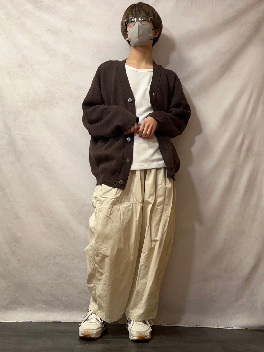 「春コーデ、おしゃれさんと繋がりたい、オーバーサイズ、春夏コーデ、カジュアル、シンプル、春、今日のコーデ、メガネ男子、カーディガン、ワイドパンツ、ワントーンコーデ」｜「ADRERのextra quality Balloon sleeve dolman over cardigan/エクストラクオリティバルーンスリーブドルマンオーバーカーディガン（カーディガン/ボレロ、ブラウン系）」を使った、りょうすけさん（メンズ・165cm）の春コーディネートの1枚目の写真