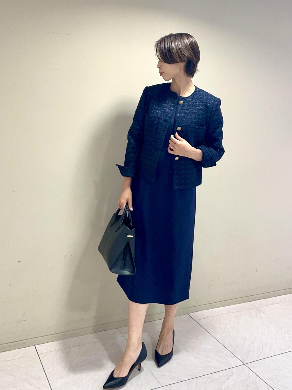 「マザー、ジャケット、セットアップ、ノーカラー、ツイード、ワンピース、パンプス、ROPÉ、通勤バッグ、セレモニー、オケージョン、スーツ、23AW秋の新作、スタイルアップ、洗える」｜「ROPE'のVカットポインテッドパンプス（パンプス、ブラック系）」を使った、yukiさん（レディース・160cm）の秋コーディネートの1枚目の写真