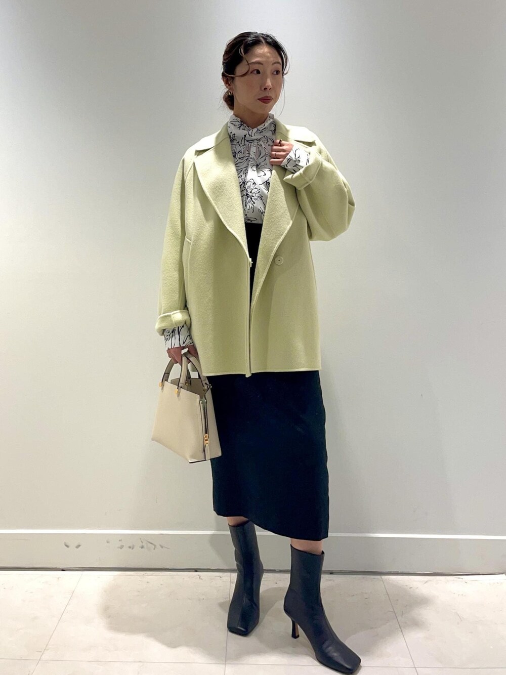 「花柄、棒タイブラウス、タイトスカート、ラメ、ラムウール、ショートコート、ショートブーツ、初冬コーデ、冬コーデ、お仕事コーデ、クリスマスコーデ、お正月・初詣コーデ、女子会コーデ、スカートスタイル、フェミニンコーデ」｜「ROPE'のBeatrice boots(ベアトリス ブーツ)（ブーツ、ブラック系）」を使った、yukiさん（レディース・160cm）の冬コーディネートの1枚目の写真