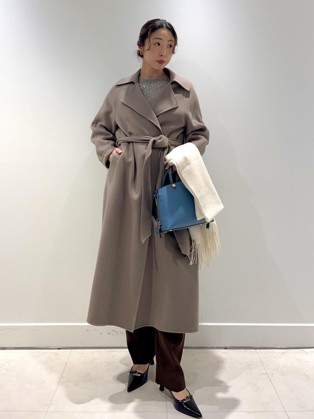 「ラメ、ラムウール、初冬コーデ、冬コーデ、お仕事コーデ、クリスマスコーデ、お正月・初詣コーデ、女子会コーデ、モード、パンツスタイル、体型カバー、きれいめコーデ、ベーシック、ROPÉ、ストレート」｜「ROPE'の【カシミヤ100％】無地ストール（ストール/ショール、ホワイト系）」を使った、yukiさん（レディース・160cm）の冬コーディネートの1枚目の写真