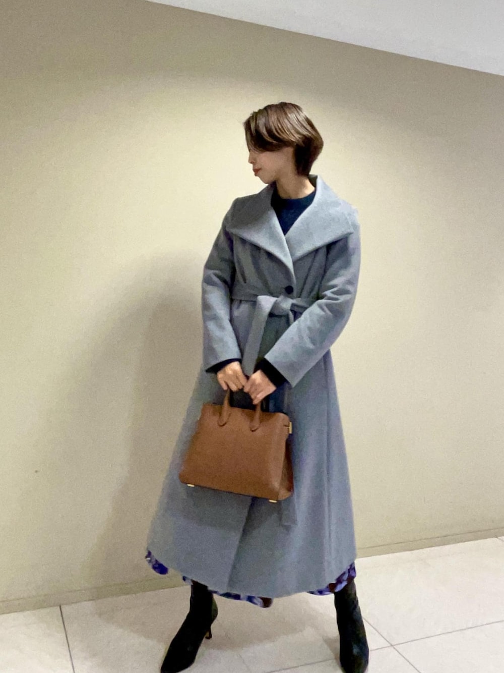 「花柄、スカート、フォックス、ハンドバッグ、グレー、ロング、コート、ブーツ、ショートブーツ、Winter Coat 2023、Knit 2023、ROPÉ、ニット、冬コート、通勤バッグ」｜「ROPE'の【雑誌掲載】【一部WEB限定】ナロースクエアトゥストレッチヒールショートブーツ（ブーツ、ブラック系）」を使った、yukiさん（レディース・160cm）の秋コーディネートの1枚目の写真