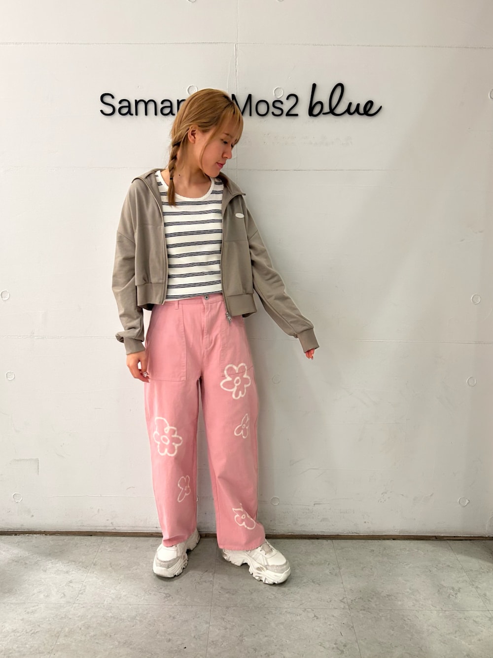 「ehka sopo、カジュアルコーデ、パンツスタイル、ジップアップ」｜「ehka sopoの花スプレープリントパンツ（その他パンツ、ピンク系）」を使った、Renaさん（レディース・163cm）の春コーディネートの1枚目の写真