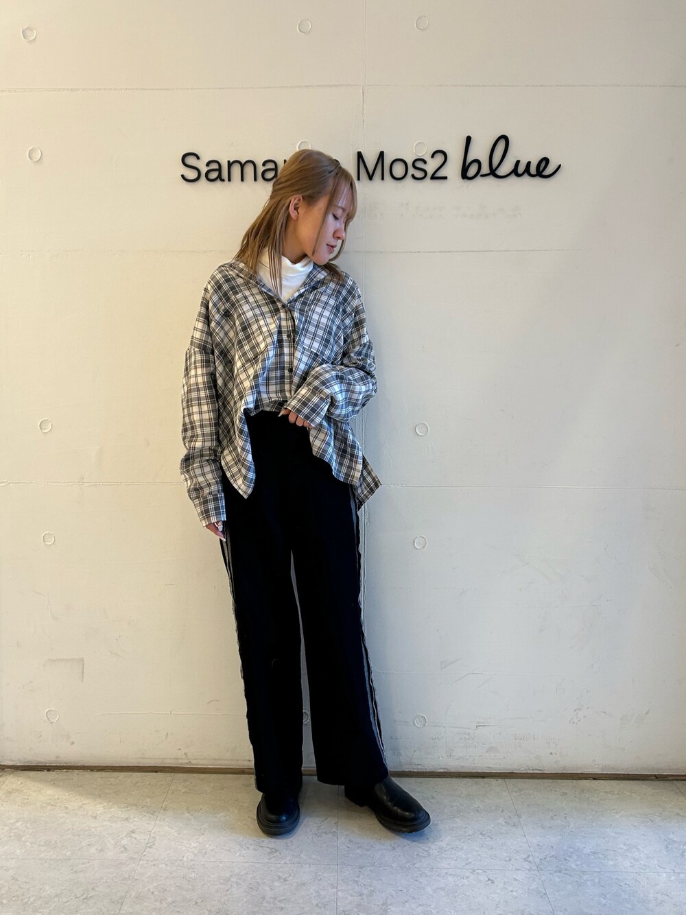 「チェックシャツ、デニムパンツ、Samansa Mos2 blue」｜「Samansa Mos2 blueのアイテム（シャツ/ブラウス、グレー系）」を使った、Renaさん（レディース・163cm）の冬コーディネートの1枚目の写真