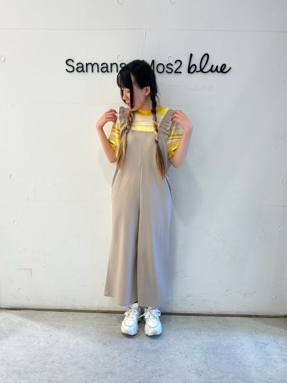 「ラクチンコーデ、カジュアルコーデ、夏コーデ、春夏コーデ、サロペット、ベージュコーデ、Samansa Mos2 blue」｜「Samansa Mos2 blueの肩フリルサロペット（サロペット/オーバーオール、ベージュ系）」を使った、Renaさん（レディース・163cm）の春コーディネートの1枚目の写真