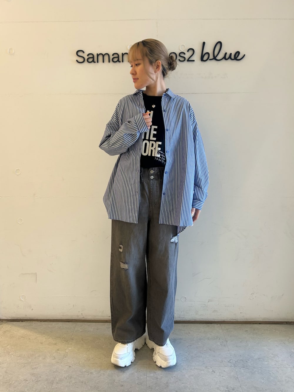 「Samansa Mos2 blue、カジュアルコーデ、春コーデ、春、シャツ、デニム」｜「Samansa Mos2 blueのアイテム（シャツ/ブラウス、ブルー系）」を使った、Renaさん（レディース・163cm）の春コーディネートの1枚目の写真