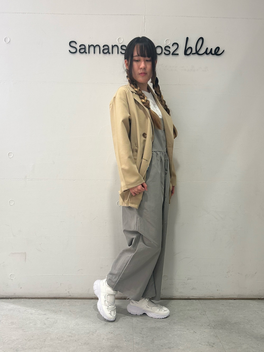 「春色、シンプルコーデ、カジュアルコーデ、大人コーデ、Samansa Mos2 blue」｜「Samansa Mos2 blueの【花粉防止機能付き】ミドル丈テーラードジャケット（ノーカラージャケット、ベージュ系）」を使った、Renaさん（レディース・163cm）の春コーディネートの1枚目の写真