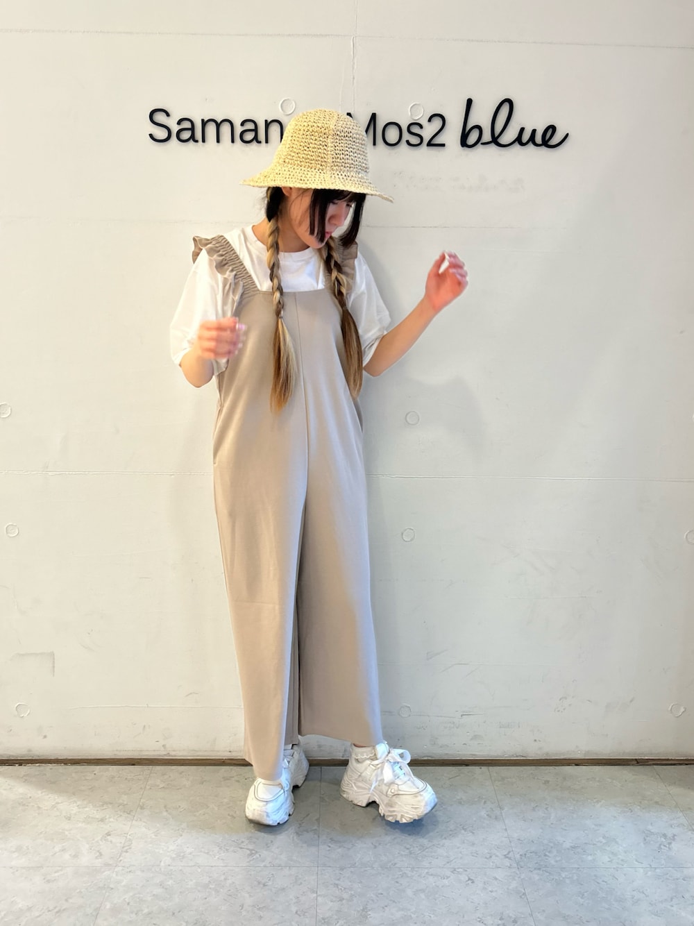 「オトナカジュアル、春夏コーデ、夏コーデ、サロペット、Samansa Mos2 blue」｜「Samansa Mos2 blueのライン編みペーパーハット（ハット、ホワイト系）」を使った、Renaさん（レディース・163cm）の春コーディネートの1枚目の写真