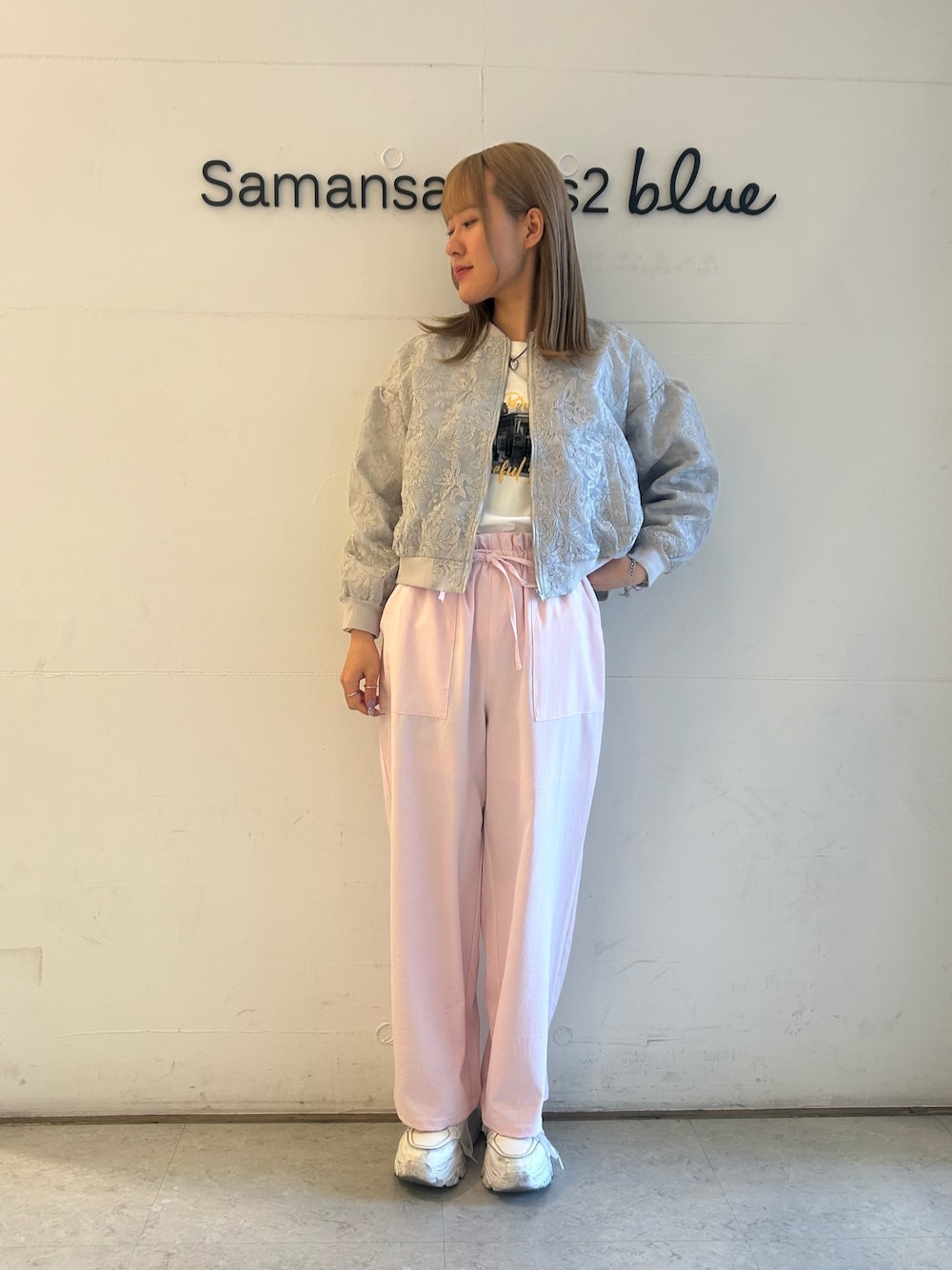「Samansa Mos2 blue、きれいめカジュアル、カジユアル、ピンクパンツ」｜「Samansa Mos2 blueの総刺繍シアーブルゾン（ブルゾン、グレー系）」を使った、Renaさん（レディース・163cm）の冬コーディネートの1枚目の写真