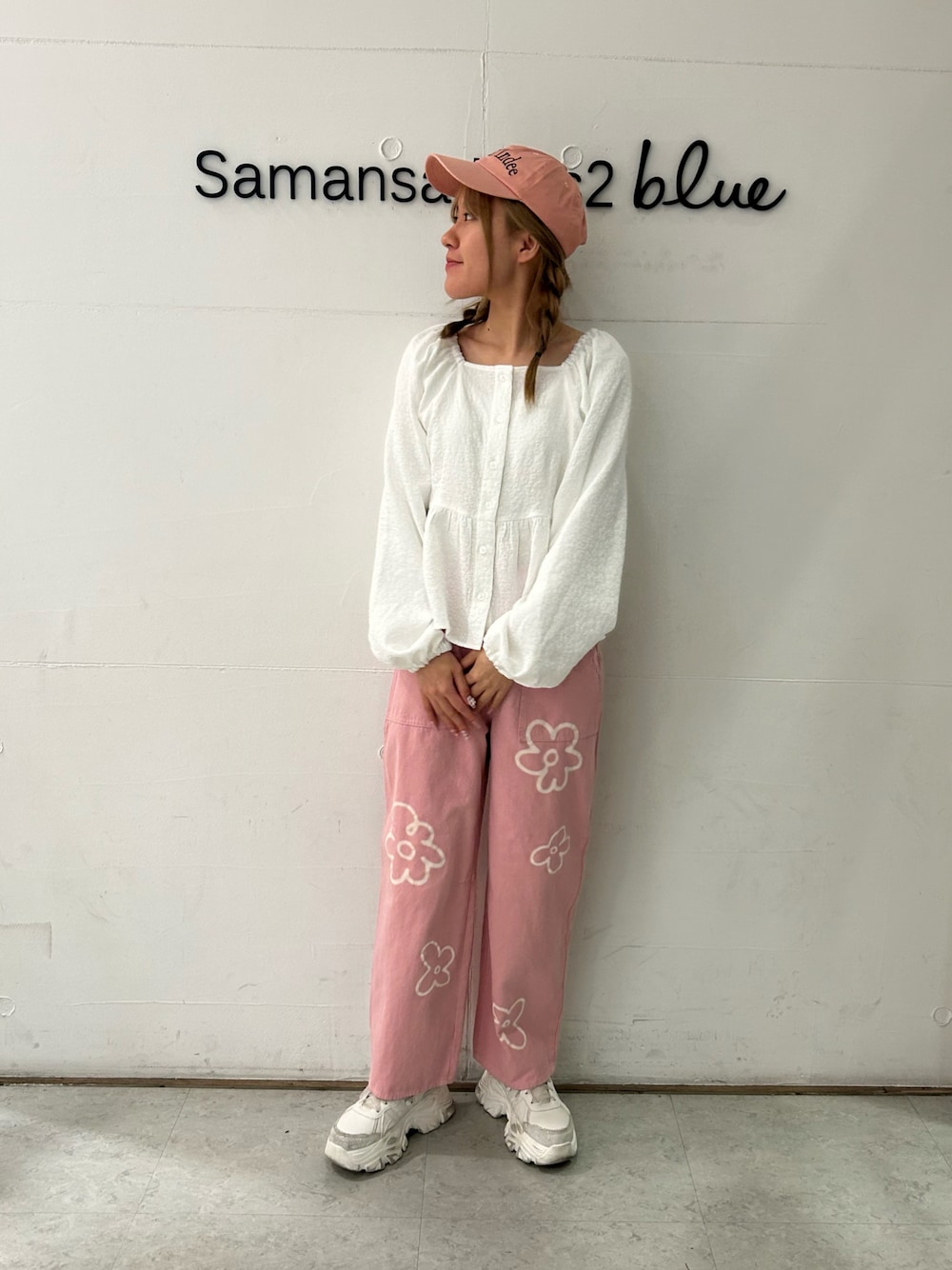 「春コーデ、春、カジュアルガーリー、ピンク、ehka sopo」｜「ehka sopoのウェーブロゴ刺繍キャップ（ハット、ピンク系）」を使った、Renaさん（レディース・163cm）の春コーディネートの1枚目の写真