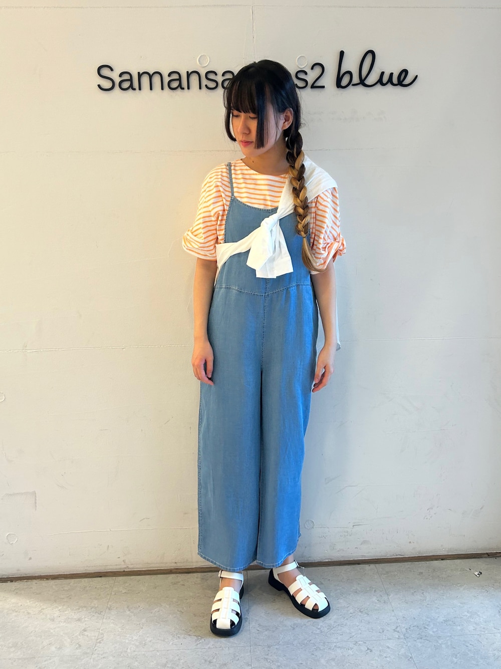 「夏コーデ、オトナカジュアル、ラフコーデ、デニムサロペット、Samansa Mos2 blue」｜「Samansa Mos2 blueのアイテム（Tシャツ/カットソー、オレンジ系）」を使った、Renaさん（レディース・163cm）の春コーディネートの1枚目の写真