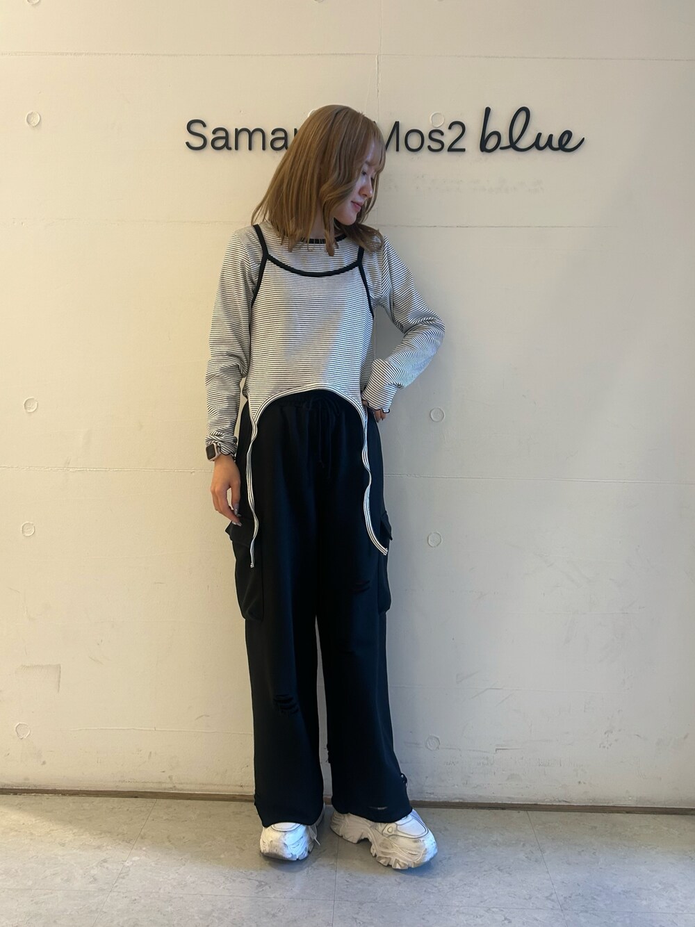 「ehka sopo、スポーティ、モノトーンコーデ、モノトーン、ボーダートップス、スウェットパンツ」｜「ehka sopoのボーダーキャミセットカットソー（Tシャツ/カットソー、ホワイト系）」を使った、Renaさん（レディース・163cm）の冬コーディネートの1枚目の写真