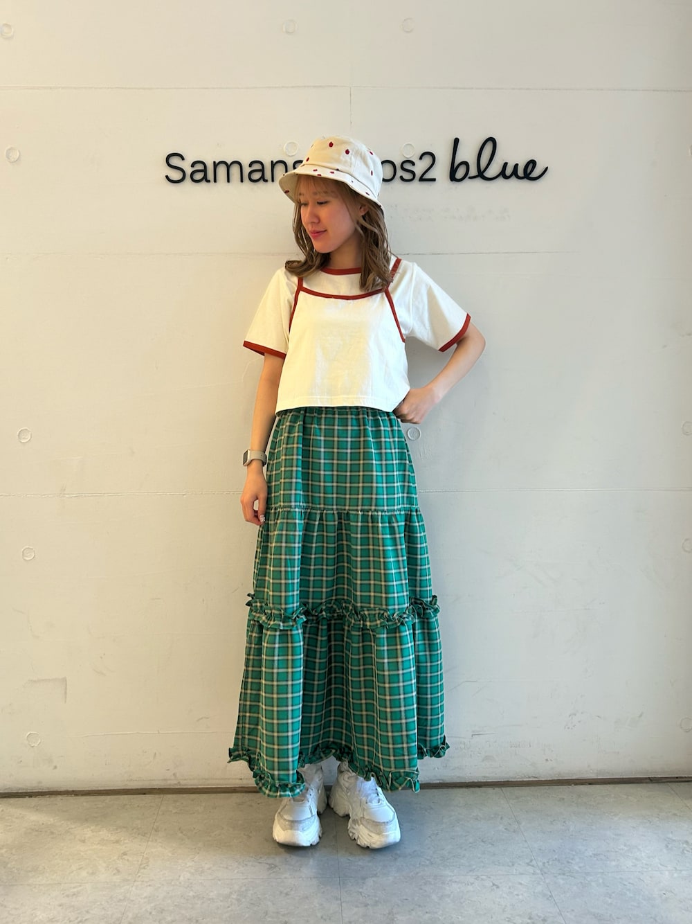 「夏コーデ、カジュアルガーリー、ehka sopo、ティアードスカート」｜「ehka sopoのアイテム（トップス、ホワイト系）」を使った、Renaさん（レディース・163cm）の春コーディネートの1枚目の写真