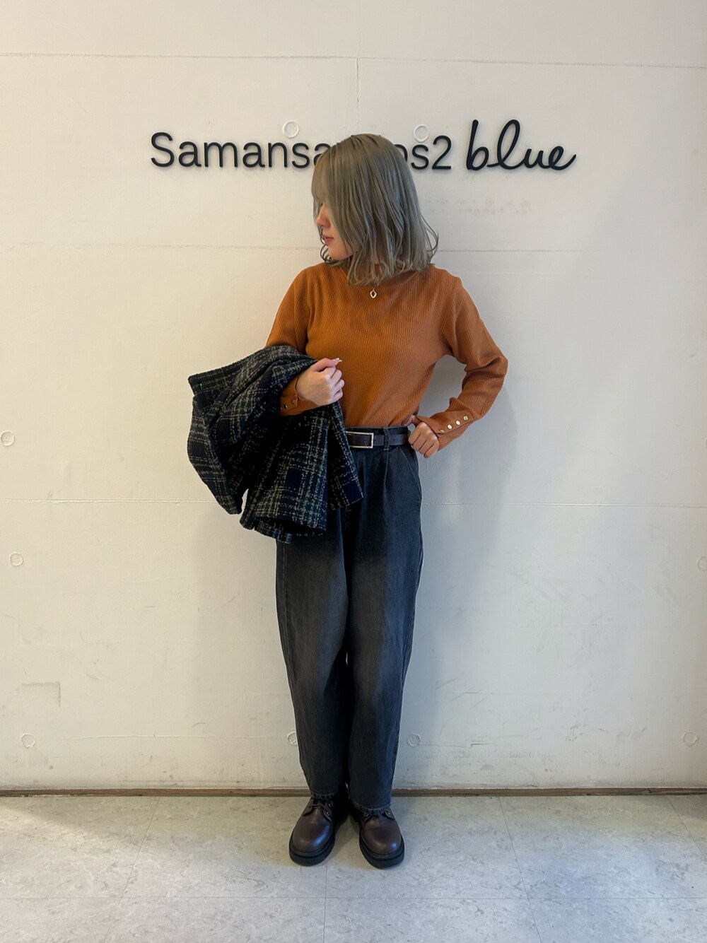 「大人コーデ、大人カジュアル、おでかけコーデ、オトナカジュアル、きれいめカジュアル、Samansa Mos2 blue」｜「Samansa Mos2 blueの【Hug Knit】リブハイネックプルオーバー（ニット/セーター、オレンジ系）」を使った、Renaさん（レディース・163cm）の秋コーディネートの1枚目の写真