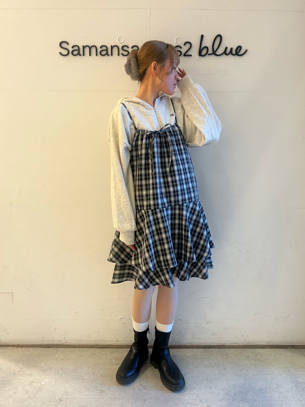 「ehka sopo、カジュアルガーリー、春コーデ、初春コーデ」｜「ehka sopoのオンブレチェックキャミワンピース（ワンピース、ブラック系）」を使った、Renaさん（レディース・163cm）の冬コーディネートの1枚目の写真