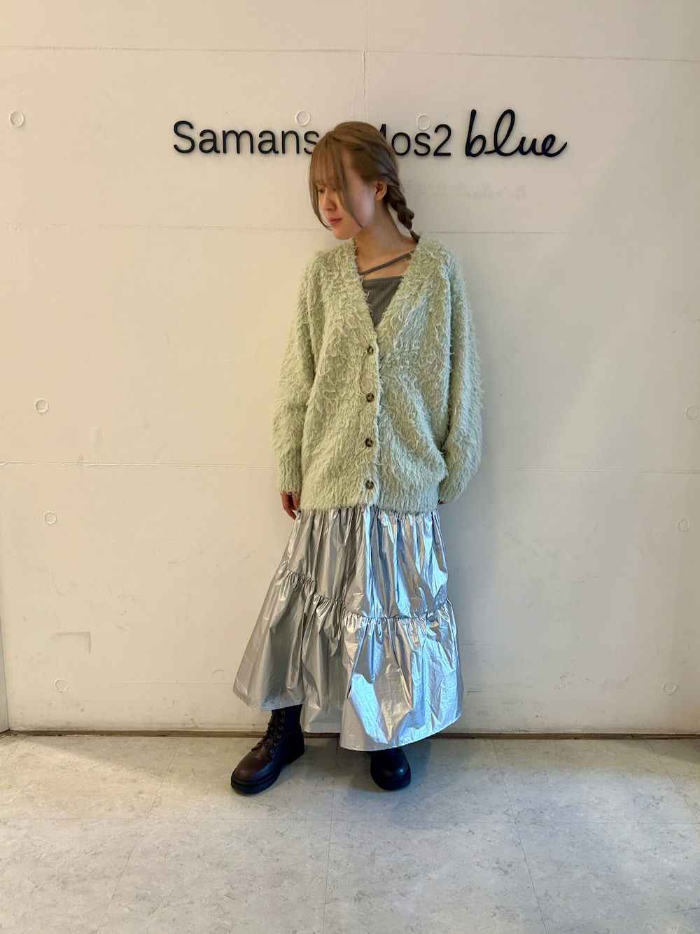 「ガーリー、ehka sopo、ミントグリーン、オーロラスカート」｜「ehka sopoのVネックモンスターカーディガン（カーディガン/ボレロ、グリーン系）」を使った、Renaさん（レディース・163cm）の冬コーディネートの1枚目の写真