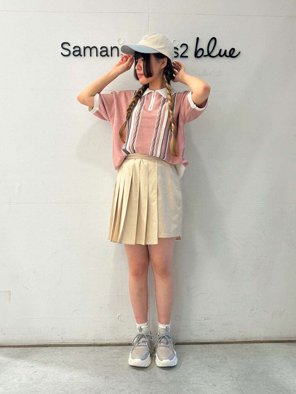 「春夏コーデ、ベージュ、ガーリーコーデ、カジュアルガーリー、ehka sopo、ehkasopo、夏コーデ、夏、ポロニット、プリーツ、スカパン」｜「ehka sopoのプリーツスカパン（その他パンツ、ベージュ系）」を使った、Renaさん（レディース・163cm）の春コーディネートの1枚目の写真