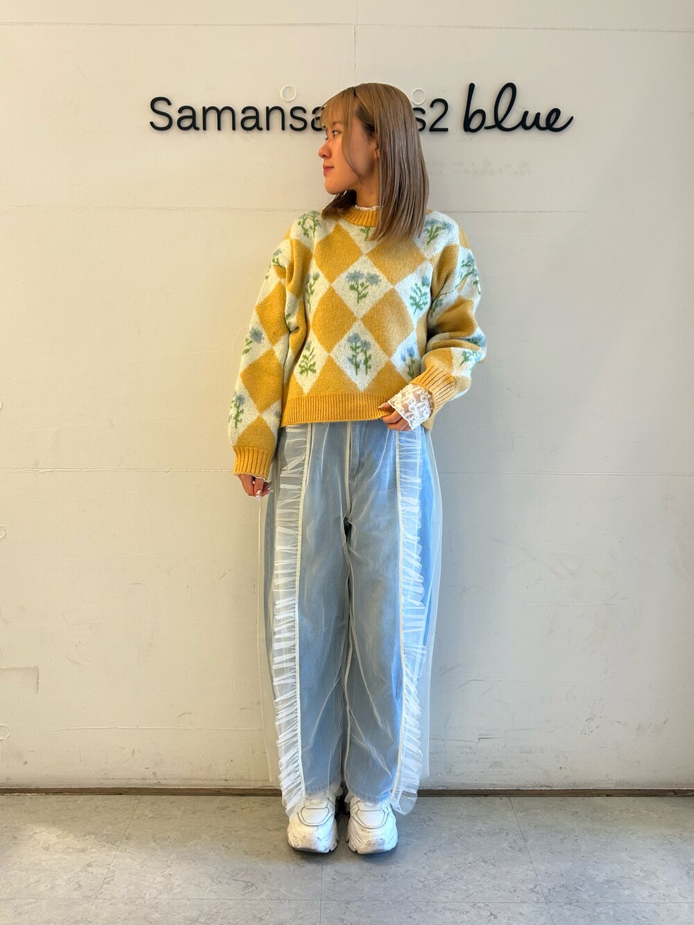 「カジュアルガーリー、デニムパンツ、カーブデニム、春コーデ、ehka sopo」｜「ehka sopoの花ジャカードニット（ニット/セーター、イエロー系）」を使った、Renaさん（レディース・163cm）の冬コーディネートの1枚目の写真