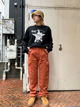 「アイテム（カーゴパンツ、レッド系）」を使った、アイナさん（レディース・156cm）の春コーディネート