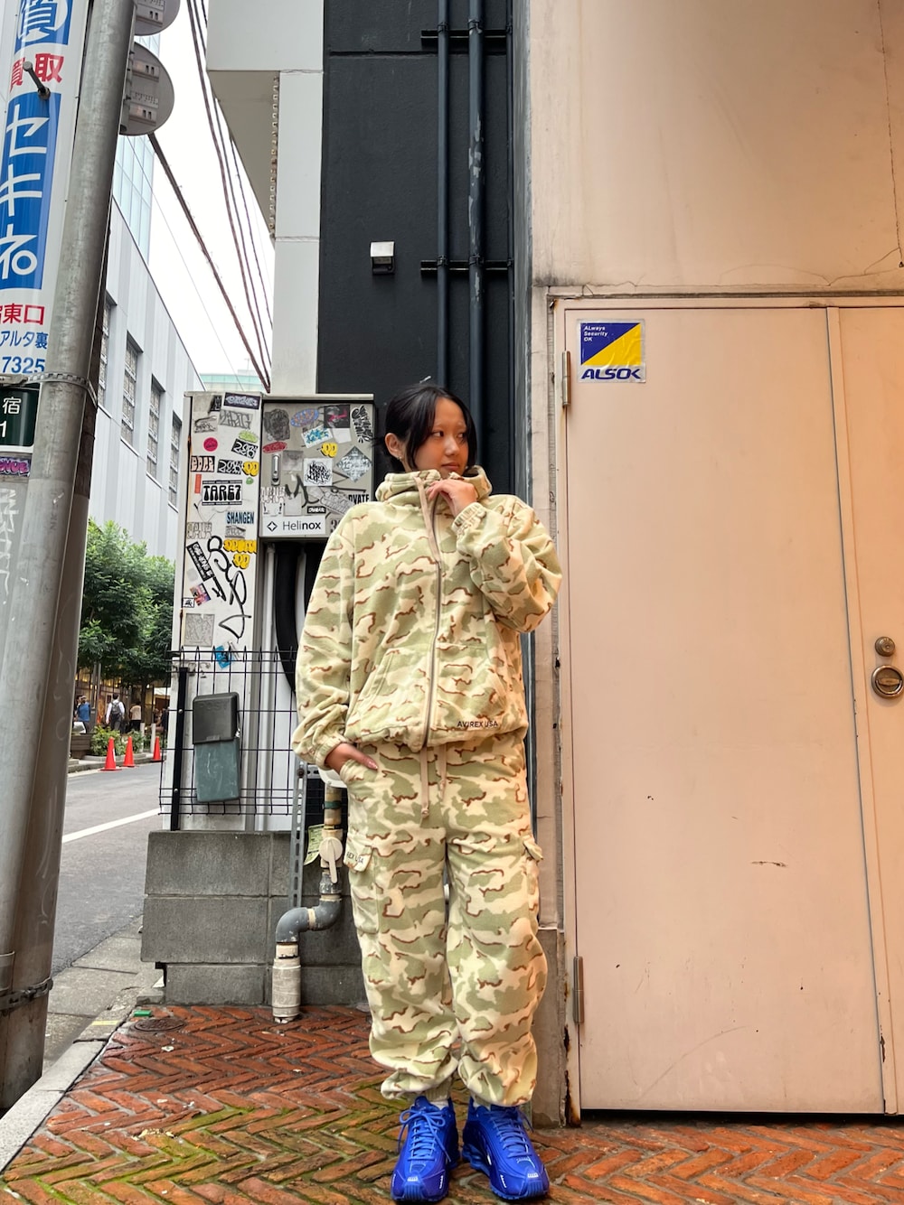 ベージュ系のパーカー、ベージュ系のカーゴパンツを着用したレディースの秋コーディネートの1枚目の写真