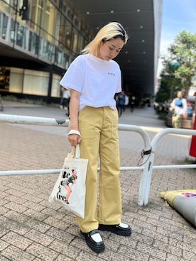 「AVIREX（アヴィレックス）のCOLOR PINUP GIRL PRINT T-SHIRT/ カラーピンナップガールTシャツ（Tシャツ/カットソー）」を使った、アイナさん（レディース・156cm）の春コーディネート