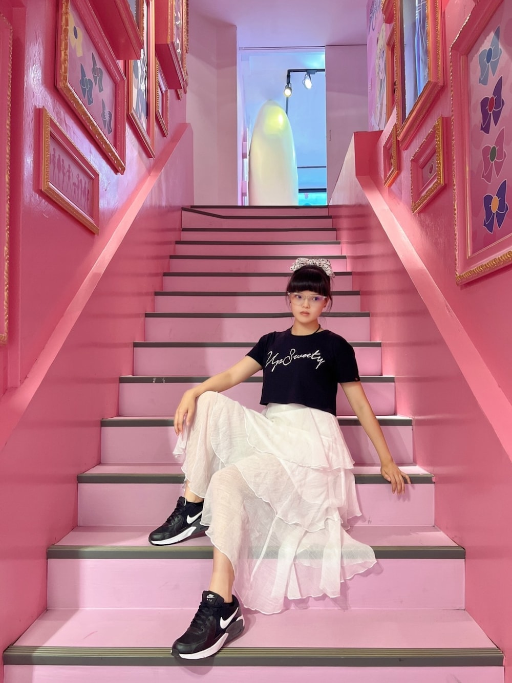 「ootd、夏、球鞋、休閒、可愛い、紗裙、蛋糕裙、白、蝴蝶結」｜「UNDER PEACEのアイテム（Tシャツ/カットソー、ブラック系）」を使った、0sarsh0さん（レディース・158cm）の春コーディネートの1枚目の写真