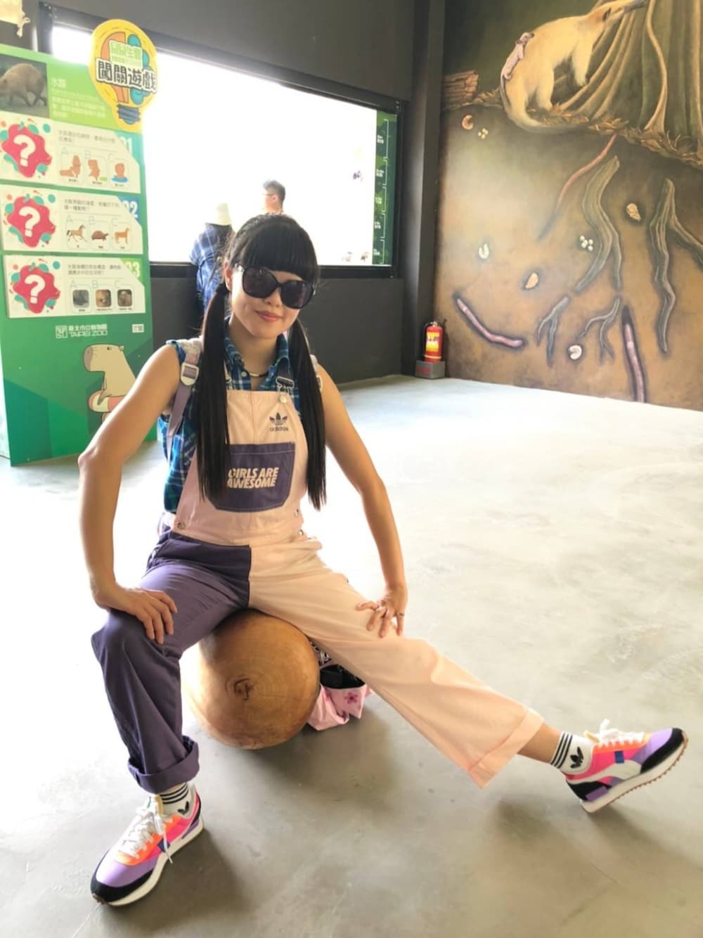 「ootd、夏、休閒、紫、粉紅色、動物園」｜「adidas Originalsのアイテム（サロペット/オーバーオール、パープル系）」を使った、0sarsh0さん（レディース・158cm）の春コーディネートの1枚目の写真