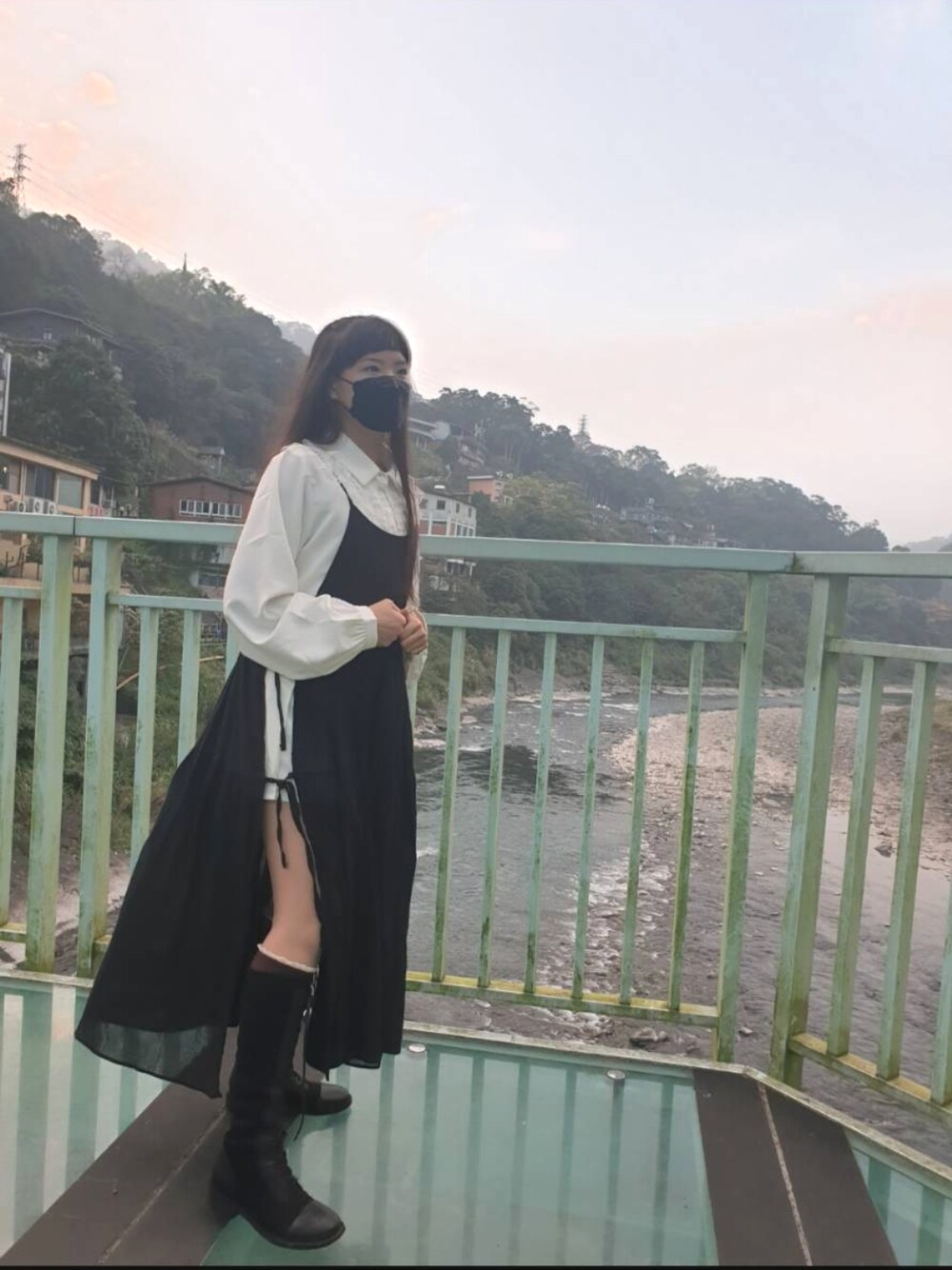 「ootd、黑白搭配、烏來、冬、復古、休閒」｜「ALKMI STUDIOのアイテム（ジャンパースカート、ブラック系）」を使った、0sarsh0さん（レディース・158cm）の春コーディネートの1枚目の写真