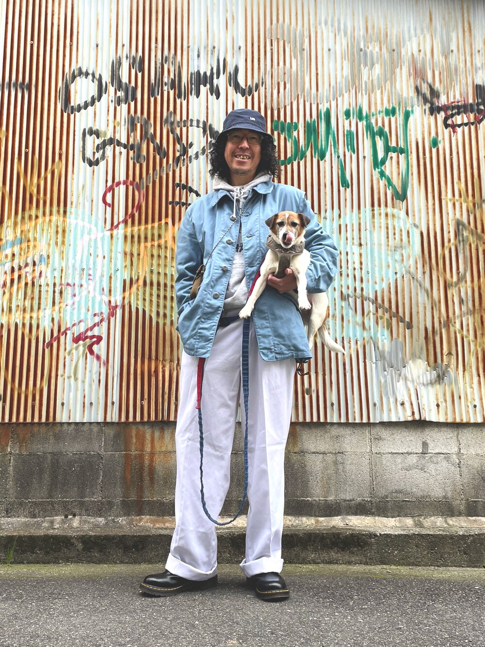 「春服、春服コーデ、春服デビュー宣言、散歩、散歩コーデ、ミリタリーコーデ、古着、カップルコーデ、夫婦、犬」｜「Leeのハット（ハット、ブルー系）」を使った、ジュニアさん（メンズ・179cm）の春コーディネートの1枚目の写真