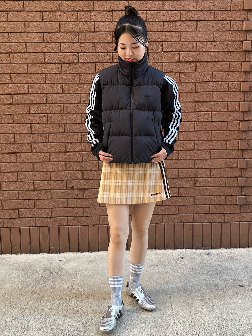 「スニーカー、ダウンベスト、adidas、ジャージ、adidas originals、トラックジャケット、タータンチェックスカート、トラックトップ、アディカラー、テコンドー」｜「adidasのアディカラー クラシックス ファイヤーバード トラックトップ（ジャージ） / アディダスオリジナルス adidas Originals（ジャージ、ブラック系）」を使った、KSさん（レディース・160cm）の冬コーディネートの1枚目の写真