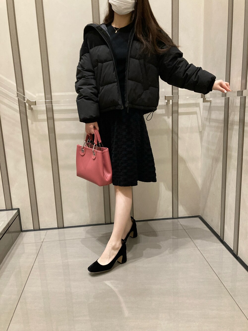 「大人カジュアル、冬ファッション、ブラック、エンポリオアルマーニ、EMPORIO ARMANI、アルマーニ、ファッションを楽しもう、ダウンコート、冬のコーデ、秋冬コーデ、休日スタイル」｜「EMPORIO ARMANIのアイテム（シューズ、ブラック系）」を使った、NEさん（レディース・158cm）の冬コーディネートの1枚目の写真