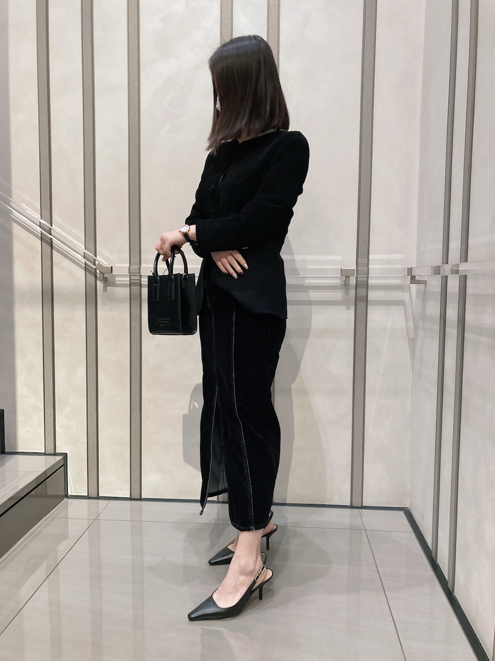 「お出かけコーデ、大人カジュアル、スカートコーデ、秋のコーデ、30代コーデ、ブラックコーデ、キレイめ、タイトスカート、お洒落さんとつながりたい、ゆるコーデ、今日のコーデ、秋冬コーデ」｜「EMPORIO ARMANIのアイテム（バッグ、ブラック系）」を使った、NEさん（レディース・158cm）の秋コーディネートの1枚目の写真