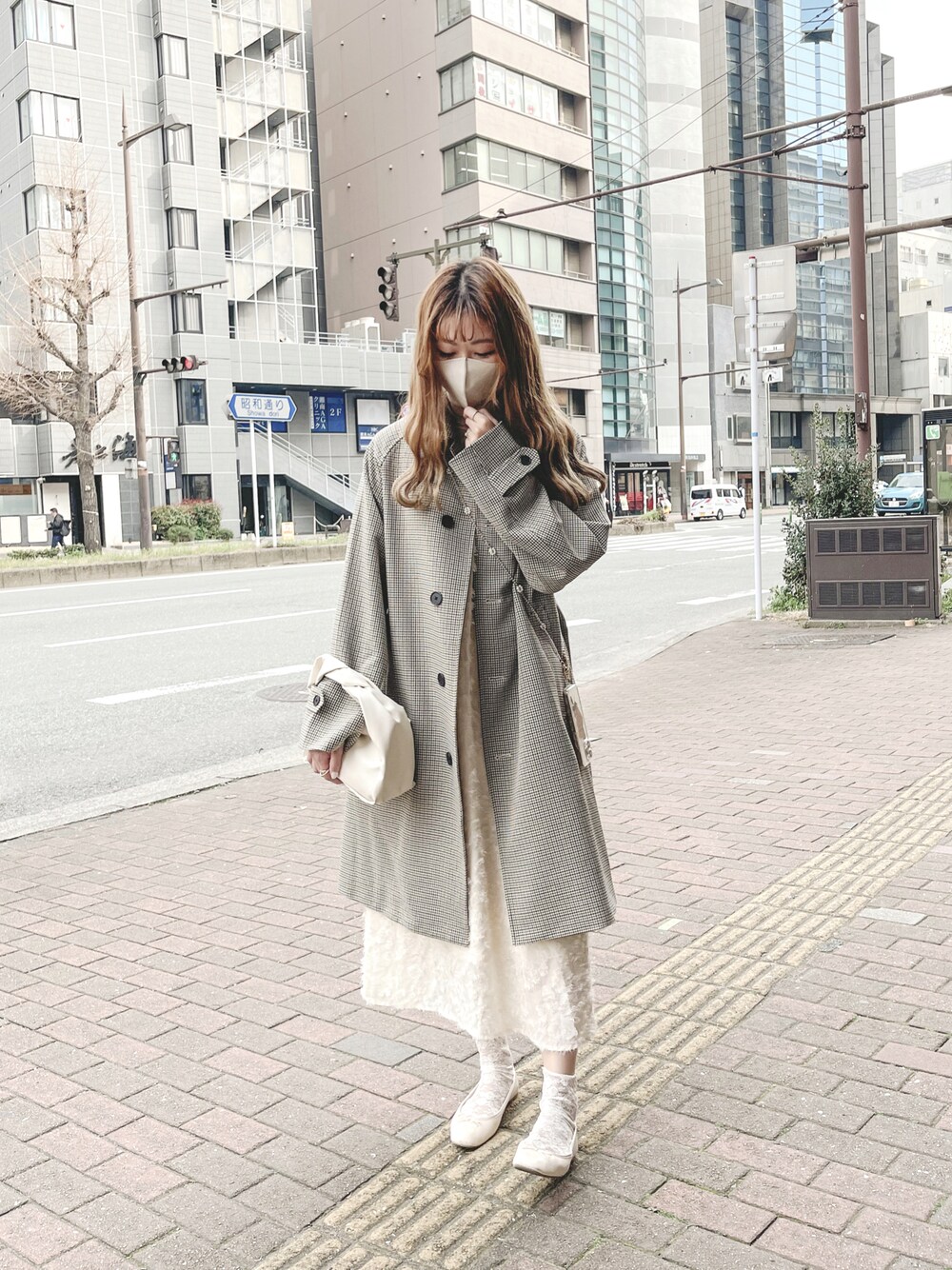 「春カラー、今日のコーデ、淡色コーデ、淡色女子、淡色女子と繋がりたい」｜「apres jour clairのアイテム（ジャンパースカート、ベージュ系）」を使った、Yukariさん（レディース・164cm）の春コーディネートの1枚目の写真