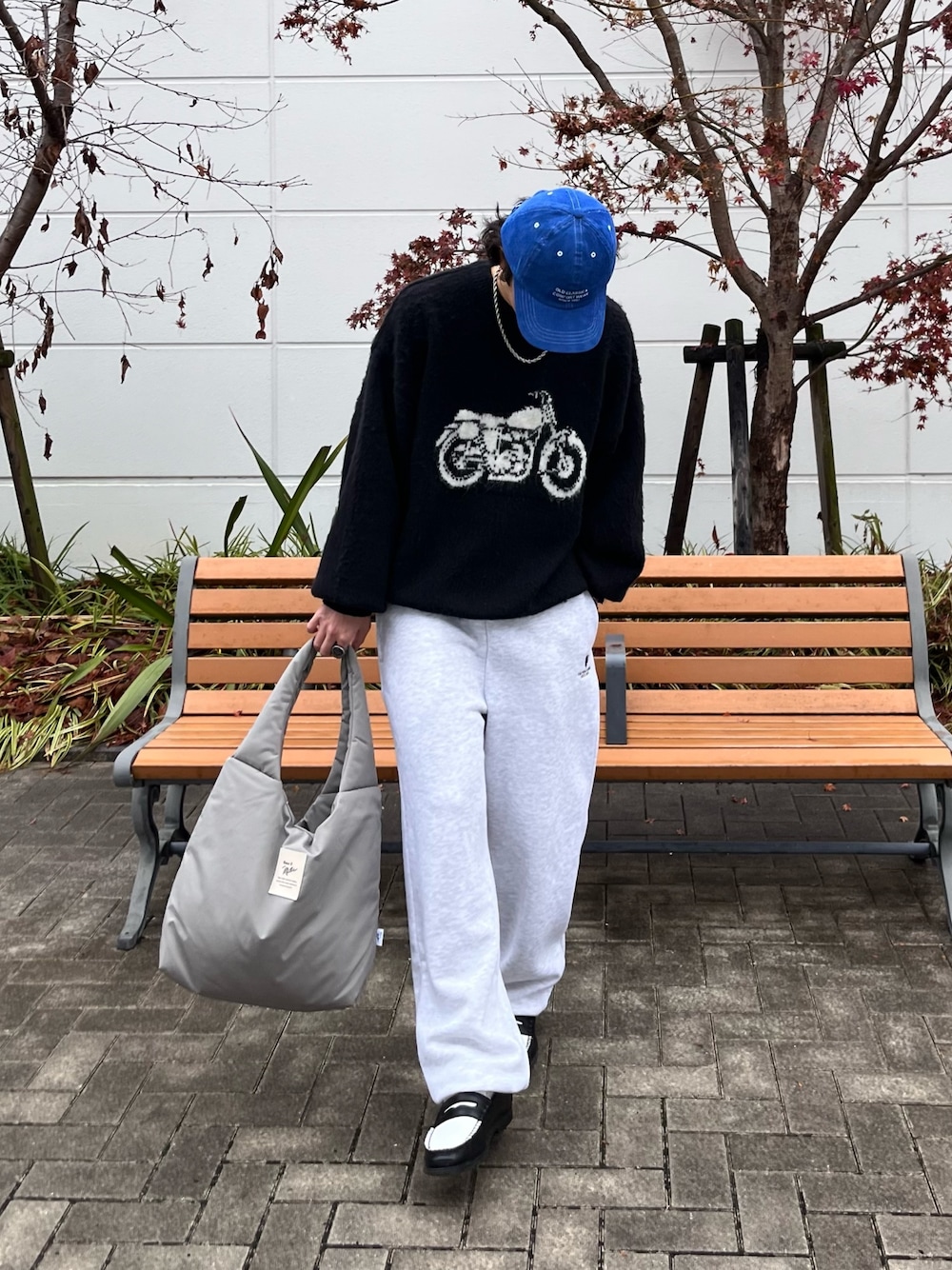 「スウェット、お出かけコーデ、モノトーン、プチプラ、ワイドパンツ、ローファー、シンプルコーデ、ストリート、ニット、キャップ、トートバッグ、スウェットパンツ、モヘアニット」｜「CPCMのモヘアライクモチーフニット（ニット/セーター、ブルー系）」を使った、Ryota Iijimaさん（メンズ・172cm）の冬コーディネートの1枚目の写真