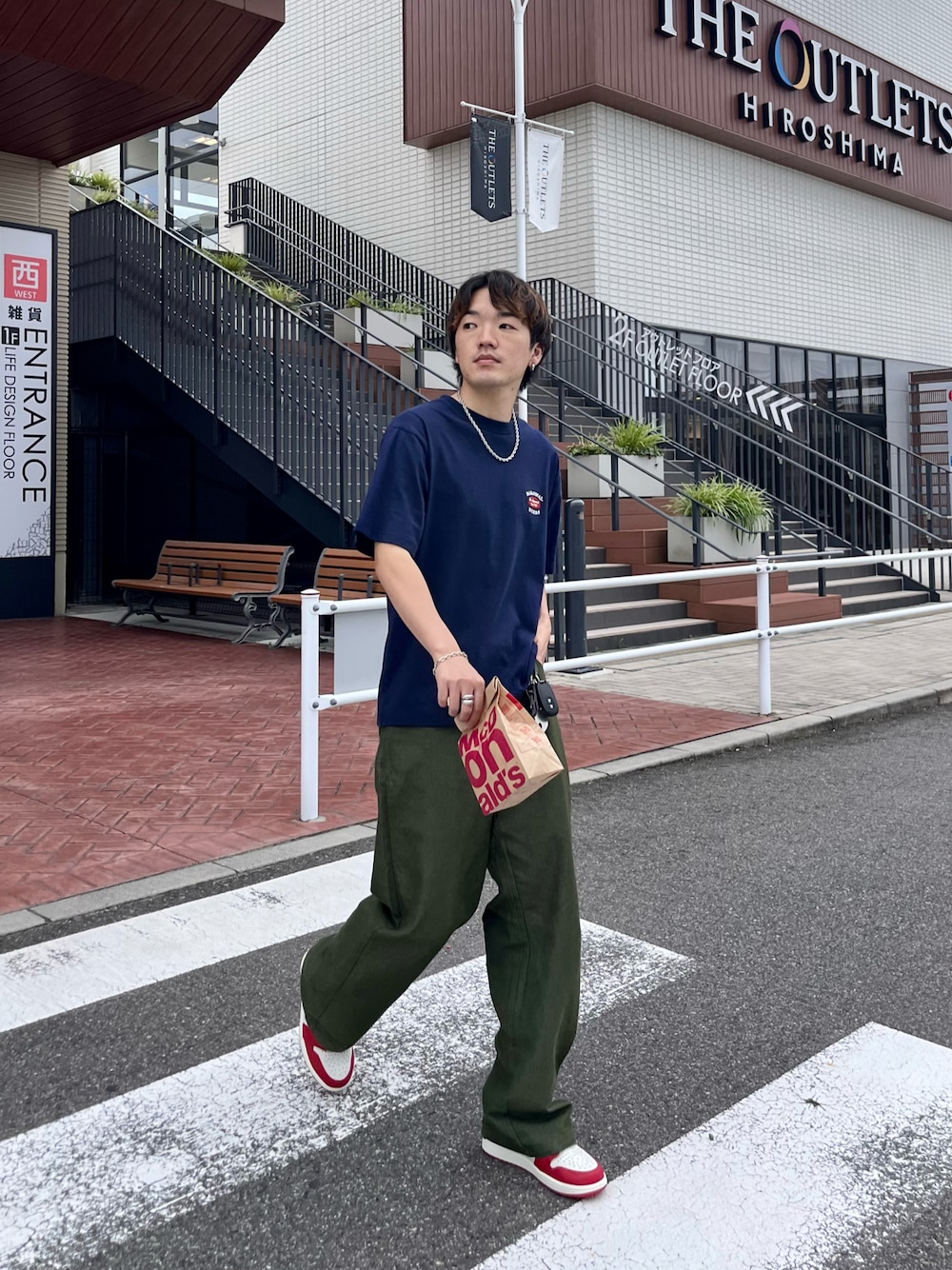 「ストリート、夏セールで買いました、スニーカー、プチプラ、デニム、お出かけコーデ、カーキ、Tシャツ、NIKE、AIR JORDAN、オトナカジュアル、相互フォロー、いいね返し、フォローミー」｜「CPCMのアソートバック刺繍T（Tシャツ/カットソー、ブラック系）」を使った、Ryota Iijimaさん（メンズ・172cm）の夏コーディネートの1枚目の写真