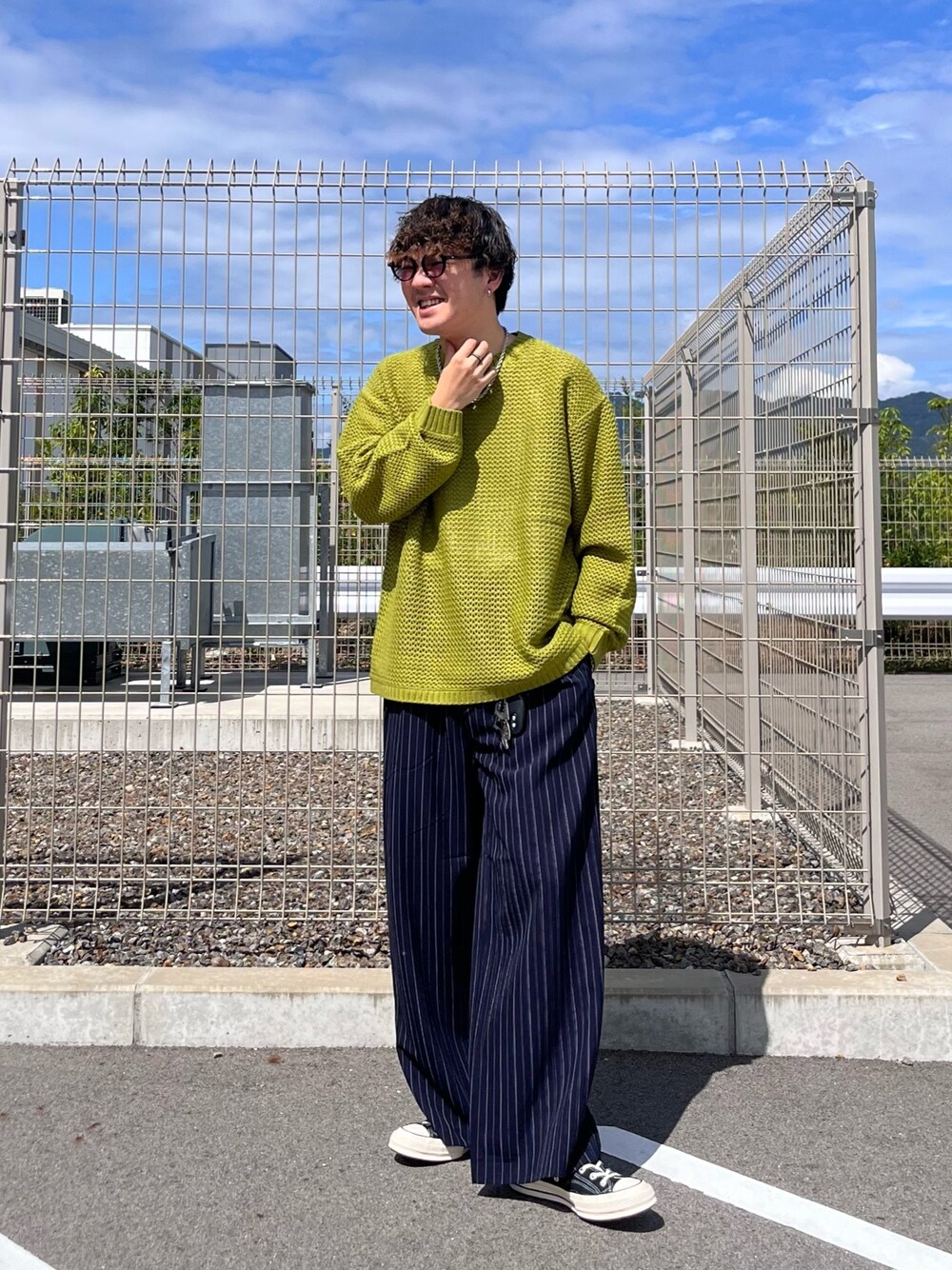 「秋服まるっと大公開、お出かけコーデ、スラックス、シンプルコーデ、ワイドパンツ、メガネ男子、休日スタイル、スニーカー、きれいめカジュアル、ニット、メッシュニット、相互フォロー、いいね返し、フォローミー、サングラス」｜「CPCMのメッシュニットプルオーバー（ニット/セーター、グリーン系）」を使った、Ryota Iijimaさん（メンズ・172cm）の秋コーディネートの1枚目の写真