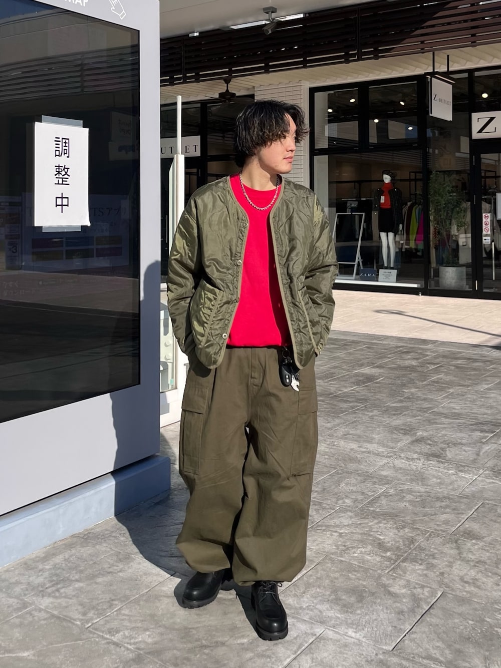 「新星WEARISTAにエントリー、レザー、ワイドパンツ、プチプラ、お出かけコーデ、赤、マイベストコーデ2023、古着MIX、クリスマスに着たい服、休日スタイル、冬アウター、スウェット、レイヤードスタイル、ブーツ、カーゴパンツ」｜「CPCMの3WAYショートモッズ（モッズコート、グリーン系）」を使った、Ryota Iijimaさん（メンズ・172cm）の冬コーディネートの1枚目の写真