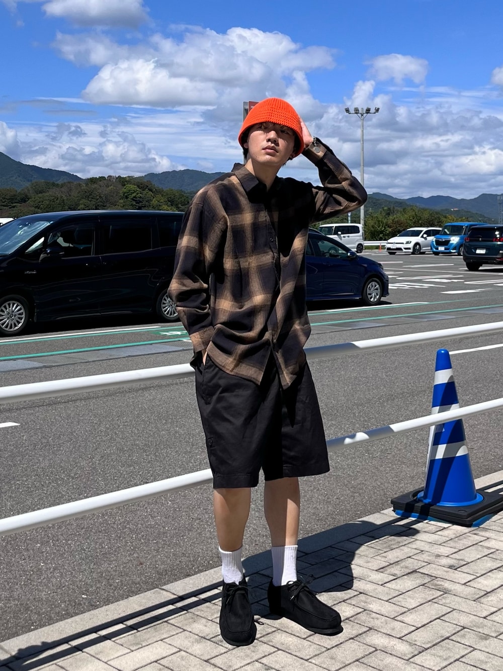 「秋服まるっと大公開、ベージュ、お出かけコーデ、バケットハット、アウトドアスタイル、シンプルコーデ、ブラウン、休日スタイル、ニット帽、チェック、キャップ、モカシン、相互フォロー、いいね返し、フォローミー」｜「CPCMの【hijiri'sセレクト】ニットバケハ（ハット、オレンジ系）」を使った、Ryota Iijimaさん（メンズ・172cm）の秋コーディネートの1枚目の写真