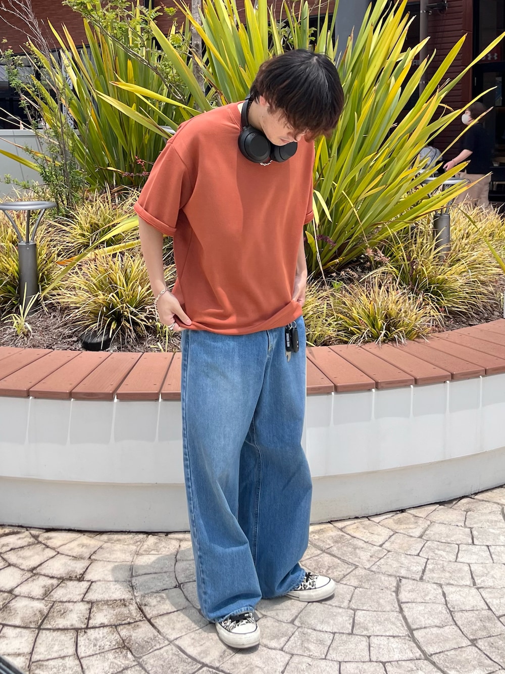 「古着MIX、夏だ！Tシャツ着よう！、スニーカー、夏コーデ、休日スタイル、デニム、プチプラ、ストリート、お出かけコーデ、接触冷感、アメカジ、Chuck Taylor、いいね返し、フォローミー、このスタイルがお気に入り」｜「CPCMの接触冷感ダンボールT（Tシャツ/カットソー、レッド系）」を使った、Ryota Iijimaさん（メンズ・172cm）の夏コーディネートの1枚目の写真