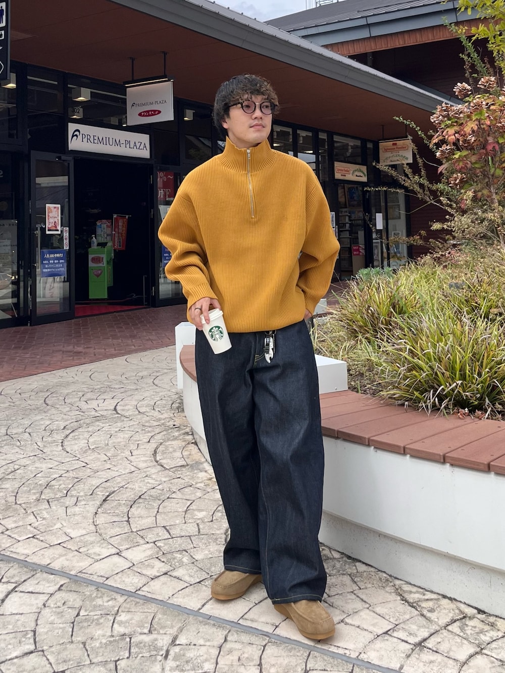 「シンプルコーデ、ワイドパンツ、メガネ男子、ブラウン、デニム、ニット、ハロウィン、ストリート、ブーツ、ビッグシルエット、ハーフジップ、ハーフジップニット、リジットデニム、相互フォロー、いいね返し」｜「CPCMのスポンジニットハーフジップ（ニット/セーター、イエロー系）」を使った、Ryota Iijimaさん（メンズ・172cm）の秋コーディネートの1枚目の写真
